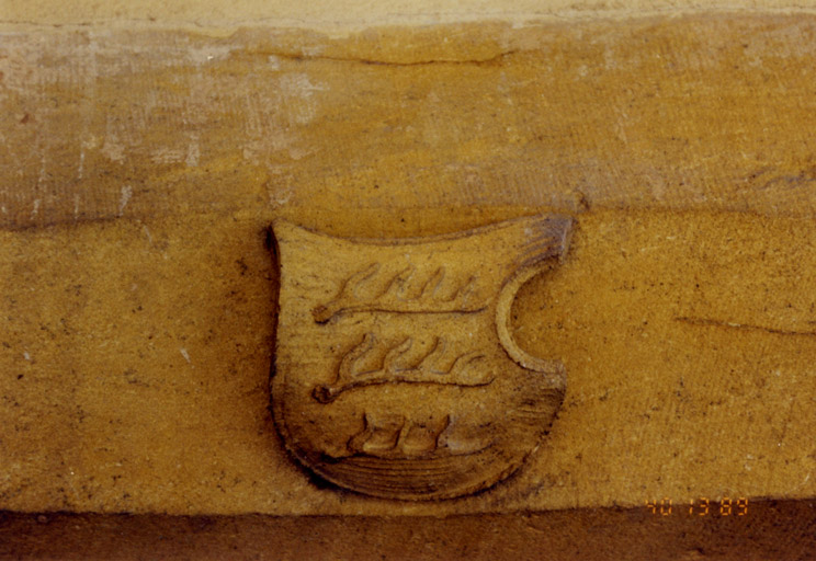 Les armoiries des Wurtemberg sur le linteau de la porte latérale.