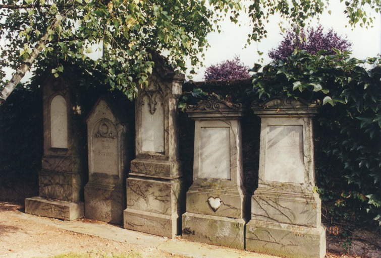 Monuments sépulcraux. De gauche à droite : celui de C. Boeschlin-Schneider, de M. S. Bock-Karcher, de P. Baer, de C. Obrecht et de J. Walther.