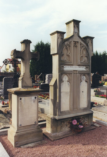 Monuments sépulcraux de la famille Prud'homme. A gauche celui par Hatz et à droite celui par Koerner.