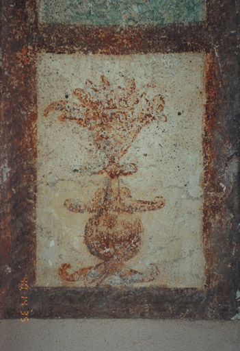 Vue partielle de l'intrados de l'arc triomphal. Vase fleuri (?).