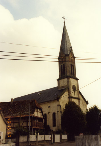 Vue d'ensemble de trois quarts, vers l'est.