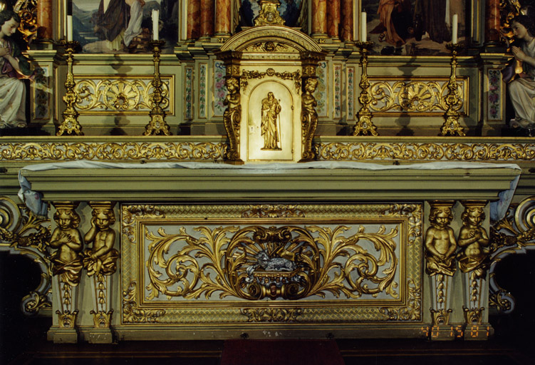 Vue d'ensemble de face de l'autel et du tabernacle.