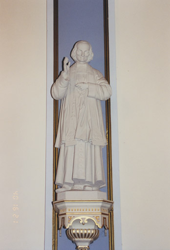 Statue de saint Curé d'Ars. Vue d'ensemble de face.