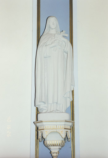 Statue de sainte Thérèse de Lisieux. Vue d'ensemble de face.