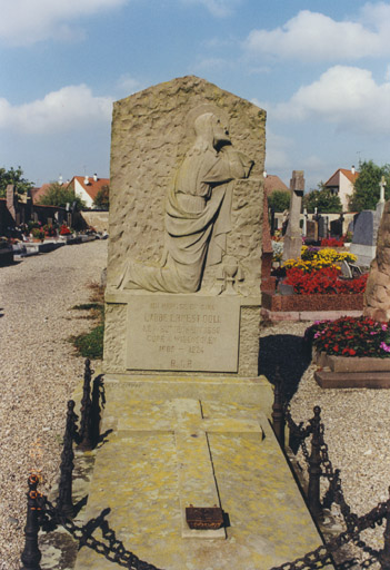 Monument sépulcral du curé E. Doll. Vue d'ensemble.