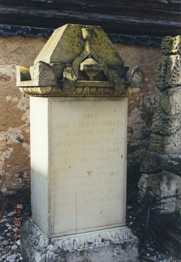 Monument sépulcral du curé J. B. Peter. Vue d'ensemble.