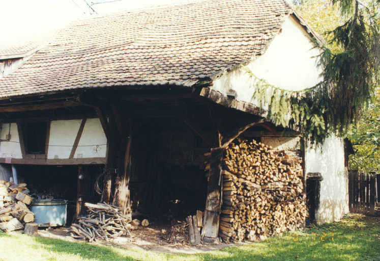Vue de trois quarts depuis la cour.