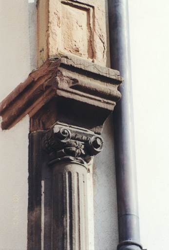 Détail du chapiteau de la colonne de droite.
