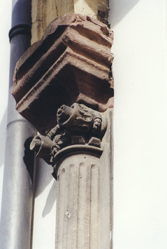 Détail de chapiteau de la colonne de gauche.