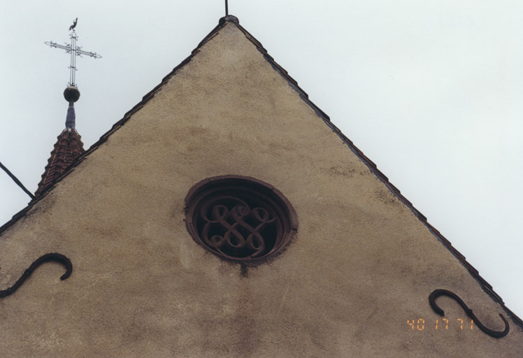 Vue rapprochée. Le pignon de la façade ouest.