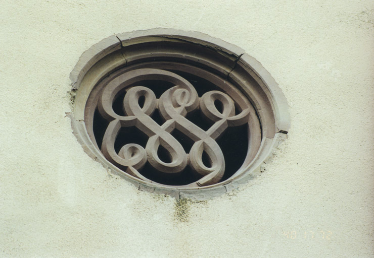 Détail. L'oculus au monogramme de Wihr-en-Plaine, 1851.