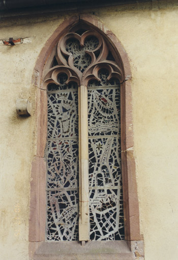 Une fenêtre de la nef dans la façade nord.