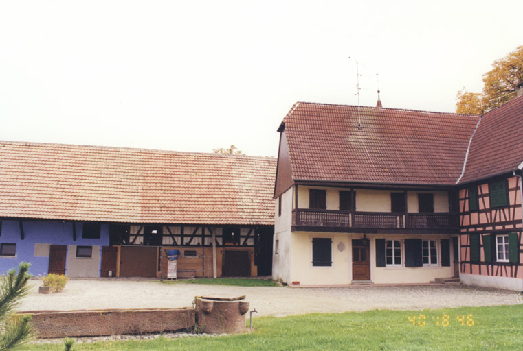 Vue depuis le jardin. Le logis secondaire et l'étable au fond.