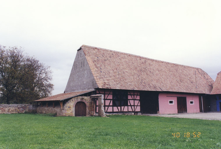 La grange et le cellier. Vue depuis le jardin.