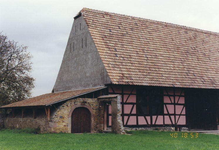 La grange et le cellier. Vue depuis le jardin.