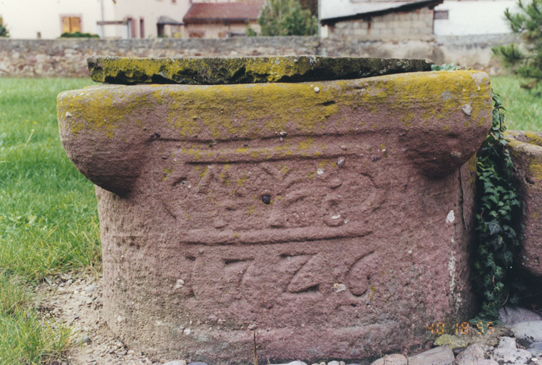 Détail des inscriptions du puits.
