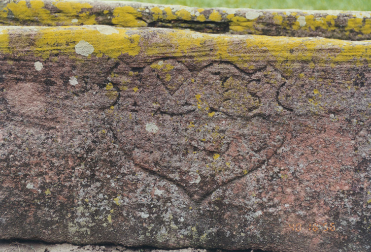 Détail des inscriptions de l'abreuvoir.