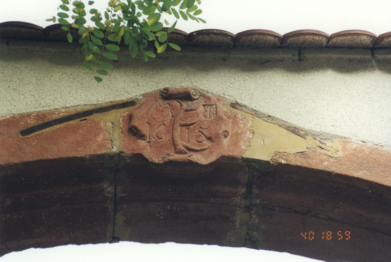 La clef de cintre du portail.