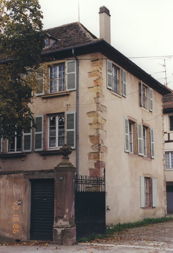 L'aile est. Vue depuis la rue.