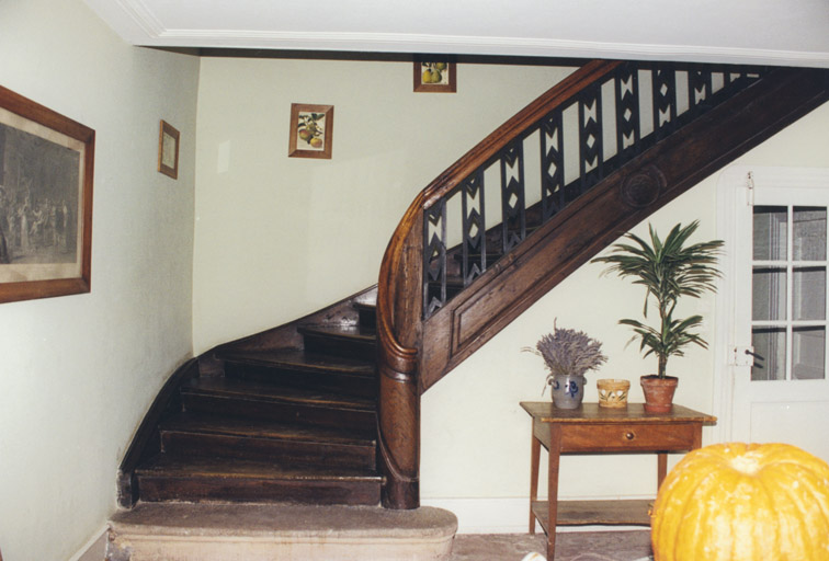 Vue du vestibule. L'escalier.