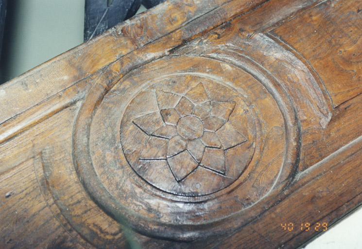 Décor sur le limon de l'escalier.