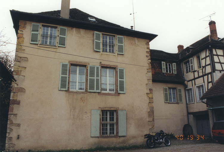 Les élévations postérieures. Vue depuis la cour.