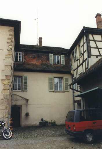 Le corps central. Vue depuis la cour.