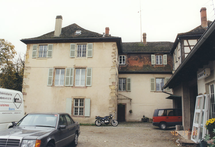 Les élévations postérieures. Vue depuis la cour.