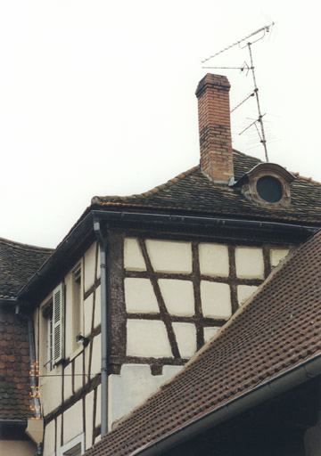 L'aile ouest : l'étage en pan de bois. Vue depuis la cour.