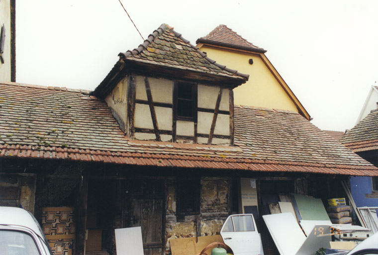 Vue depuis la cour. L'étable surmontée du pigeonnier.