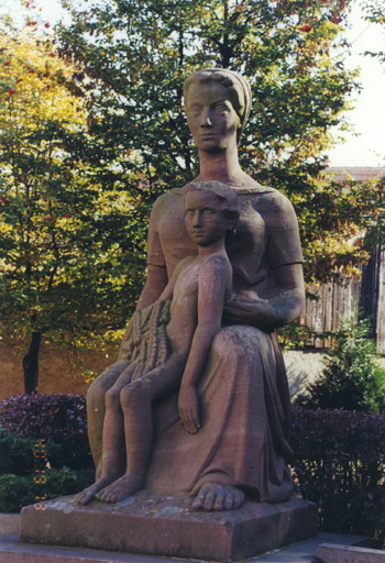 Détail du groupe sculpté.