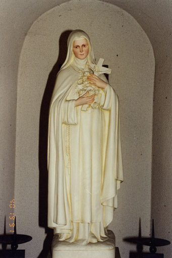 Statue : sainte Thérèse de Lisieux : vue d'ensemble.