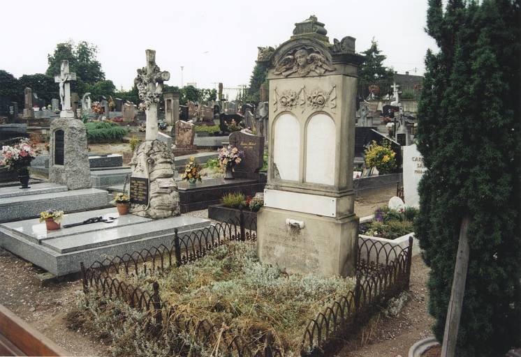 Tombeau de Théobald et Anne Schmitt, limite 19e siècle 20e siècle, par Carl Sauwald de Bergzabern.