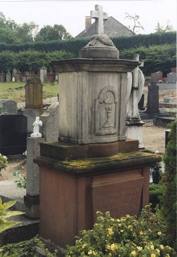 Tombeau du curé Henri Guillaume Spisser et de sa soeur Madeleine (No 4)