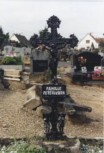 Croix funéraire de la famille Peter Joseph, 3e quart du 19e siècle.