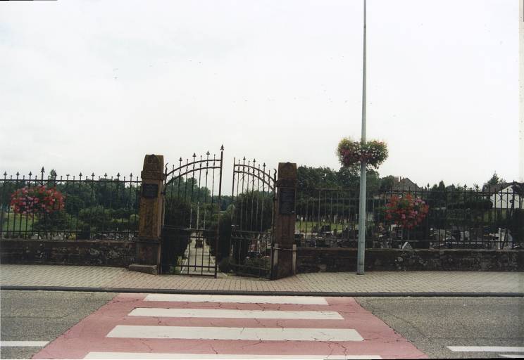 Vue du cimetière depuis la rue.