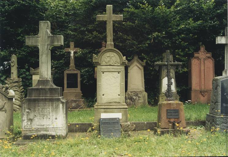 Tombeau de Joseph Pierlot et d'Elisabeth Pierlot née Mouton, 189., tombeau de Joseph Knapp et de Barbara née Meyer, 1908, croix funéraire du tombeau d'Edouard Guckert, 1896.