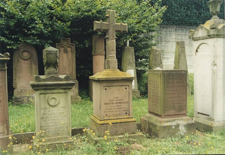 Tombeau de Bernard Wessbecher et d'Eve Rosine née Guckert, 1868, tombeau de Jean Wessbecher, 1856, tombeau de Nicolas Augustin Devillers et de Marie Louise née Allerstoerffer, 1842.
