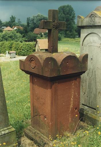 Tombeau de Jean François Savagner (?) et Clothilde Savagner (?) née Lièvre, 1831.