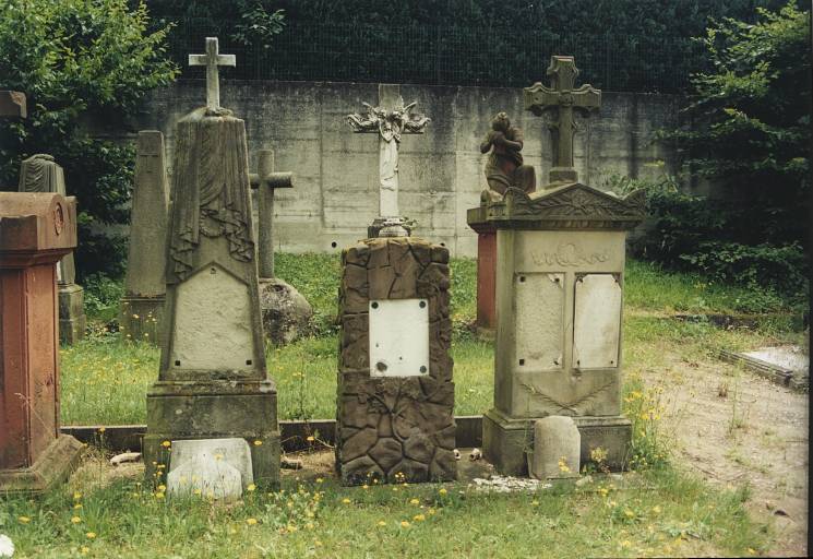 Tombeau d'Ida Guckert née Hardel, 1880, par K. (à gauche), tombeau de Charles Marie Alain Domine de Vernes et Fanny Schoennagel née Dudenhoeffer, 1863, par M. Bohl M. de Rountzenheim (à droite).