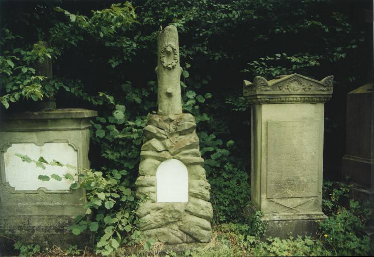 Tombeau de Wilhelmine Schmitthenner née Humbert, 1880 (au centre), tombeau d'Elisabeth Hemmerlé née Buhler, 1897 (à droite).