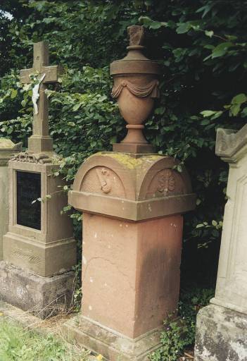 Tombeau de Franziska Heck née Boudgoust, 1906, par Pfeifer et Imhof, tombeau, 2e quart 19e siècle.