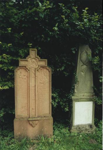 Tombeau de la famille Dudenhoeffer, 3e quart 19e siècle et tombeau de la famille Dudenhoeffer-Liehard, 1876.