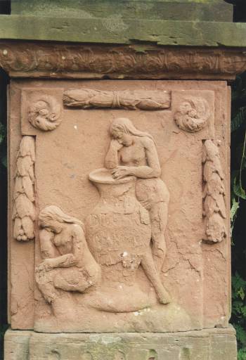 Détail du relief sur le piédestal.