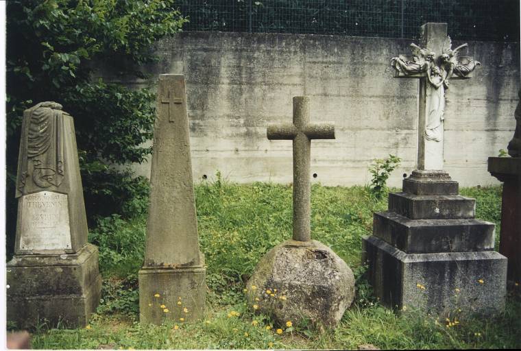 Tombeau d'Aimée Rosalie Thévenin née Levreye, 1865 (à gauche), tombeau de Marie Adam Bernauer, 1907, par J. Colombo de Strasbourg (à droite).