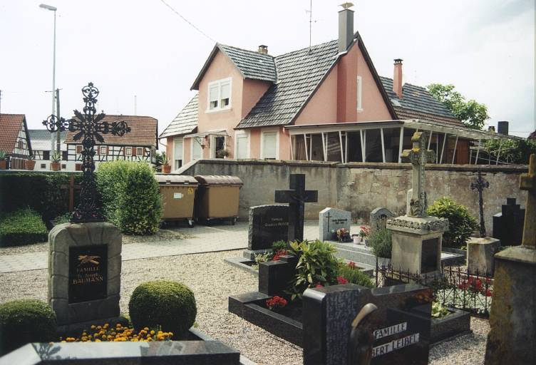 Tombeaux de la famille Fr. Joseph Baumann (à gauche), 1er quart du 20e siècle, de Joseph Mathern et Rosalie Berr (entièrement en grès dans la même travée), 1928 et de Jakob Gopfrig (croix en fonte sur piédestal en grès à droite), 1928.