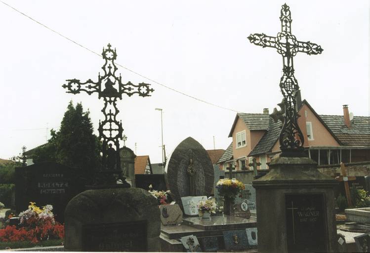 Détail des croix des tombeaux de Gabriel Ries et Catherine Zimmermann, 1937 ou 1939, et de Georges Wagner, 1937.