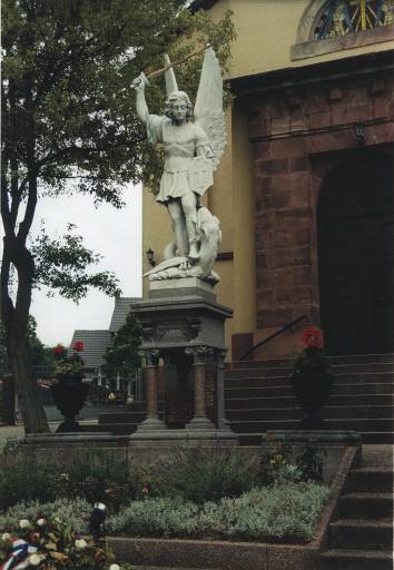 Statue de saint Michel