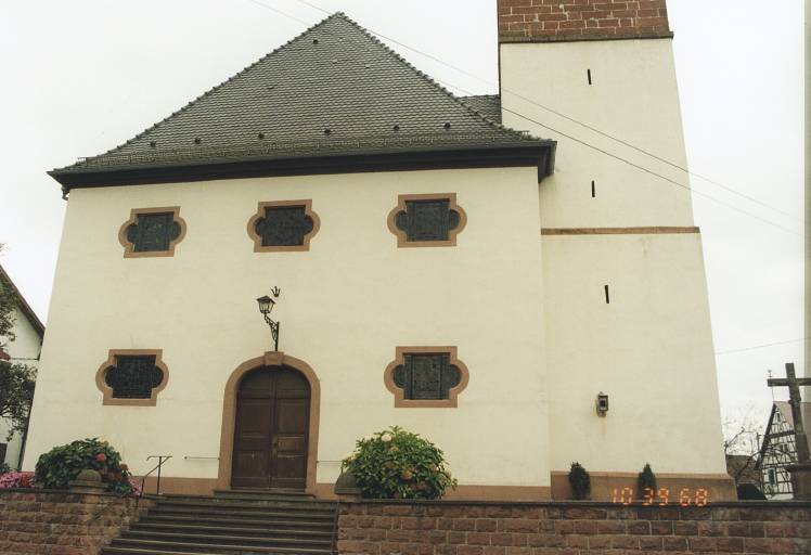 Façade antérieure de la nef datée 1743, et ancienne tour-porche.