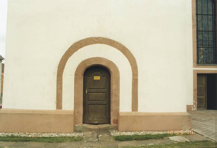 Rez-de-chaussée de la tour, avec arc de l'ancienne porte d'entrée (?).